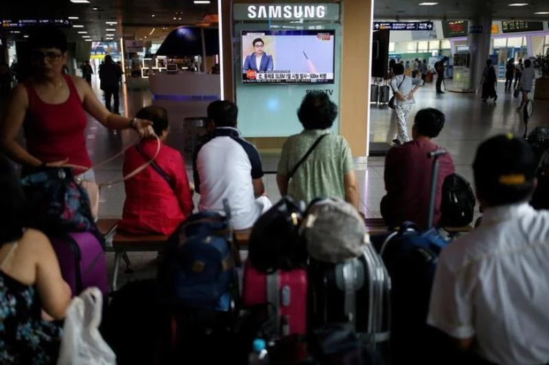 Truyền hình Hàn Quốc đưa tin về vụ phóng tên lửa đạn đạo từ tàu ngầm của Triều Tiên ngày 24-8. 