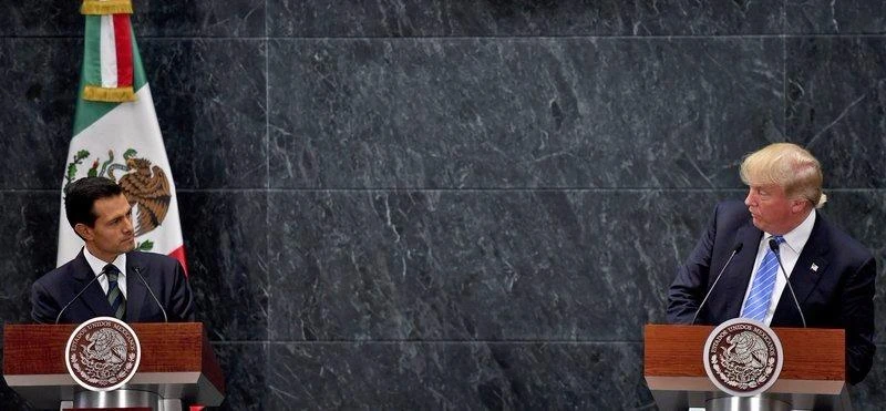 Tổng thống Mexico Peña Nieto (trái) và ông Donald Trump họp báo chung sau cuộc gặp tại thủ đô Mexico City (Mexico) ngày 31-8. 