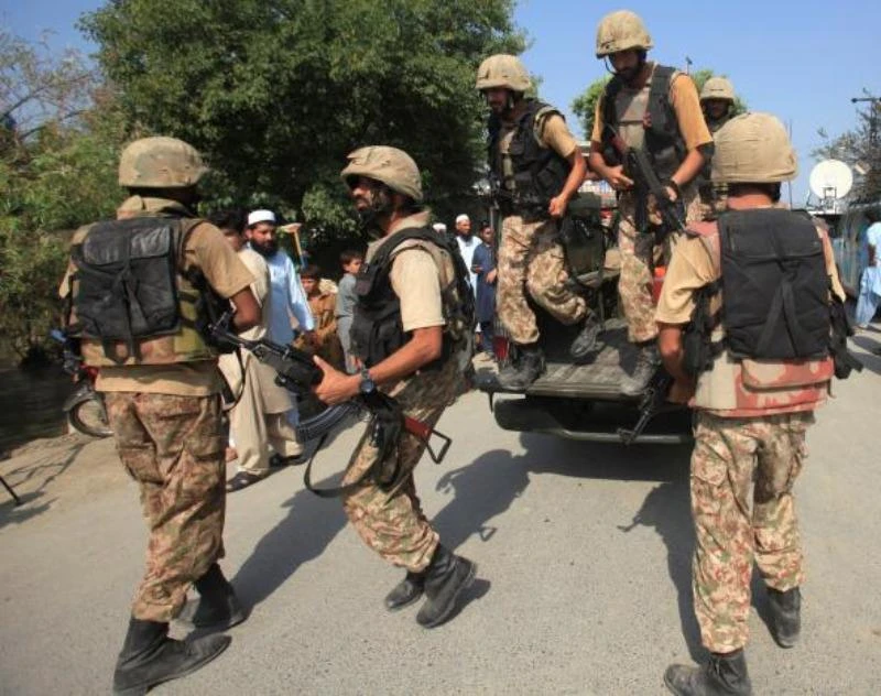 Binh sĩ đến hiện trường khu Công giáo TP Mardan ngày 2-9.