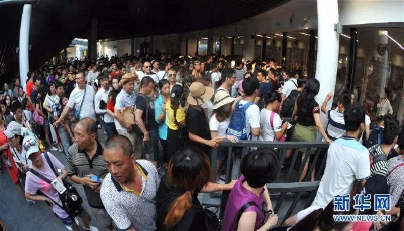 Lúc nào bên ngoài cổng cũng có một đám đông dài dằng dặc xếp hàng chờ được đi trên cây cầu kính dài nhất thế giới này. 