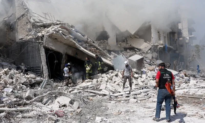 Lực lượng cứu hộ tìm kiếm cứu người sau một giao tranh giữa phe chính phủ và phe nổi dậy tại Aleppo (đông bắc Syria). 