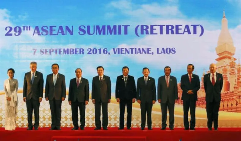 Các lãnh đạo ASEAN trong phiên họp bế mạc hội nghị ngày 7-9 tại Lào. 