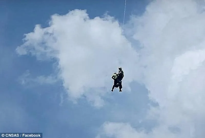 45 người kẹt cả đêm tại cáp treo trên núi ở Pháp ảnh 2 Du khách được trực thăng giải cứu.