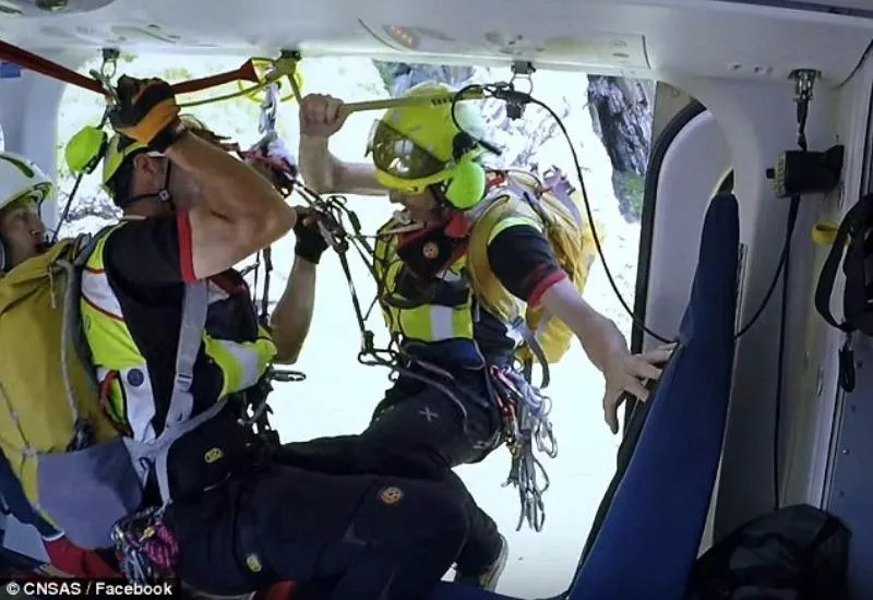 45 người kẹt cả đêm tại cáp treo trên núi ở Pháp ảnh 3 Cận cảnh giải cứu du khách.