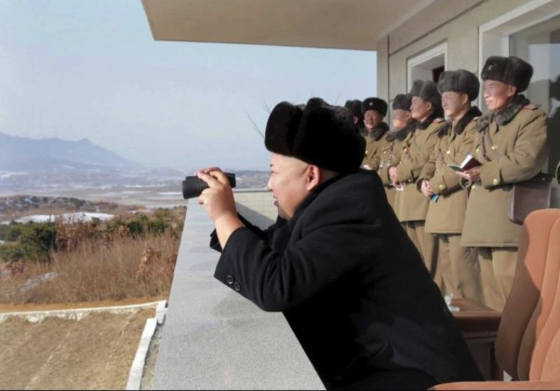 Lãnh đạo Triều Tiên Kim Yong-un quan sát một cuộc tập trận của quân đội Triều Tiên. 