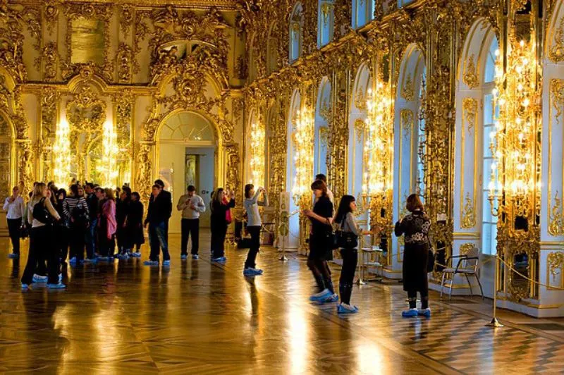Cung điện Catherine Palace đón du khách đến tham quan.