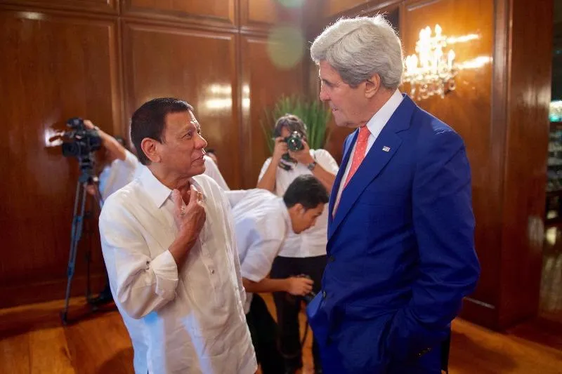 Tổng thống Duterte (trái) tiếp Ngoại trưởng Mỹ John Kerry ngày 27-7 tại dinh tổng thống ở Manila (Philippines).
