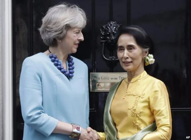 Ngoại trưởng Myanmar Aung San Suu Kyi (phải) tiếp kiến Thủ tướng Anh Theresa May tại dinh thủ tướng số 10 Downing trong chuyến thăm Anh ngày 13-9.