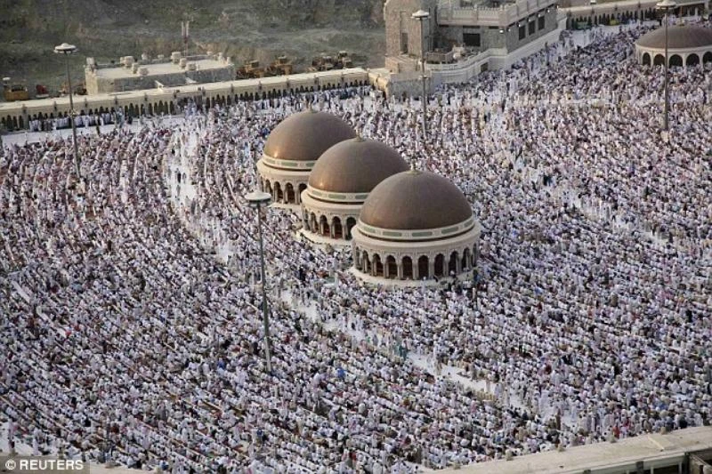 Trong bức ảnh chụp những người Hồi giáo hành hương đến Thánh đường Mecca này có đại sứ Simon Collis.