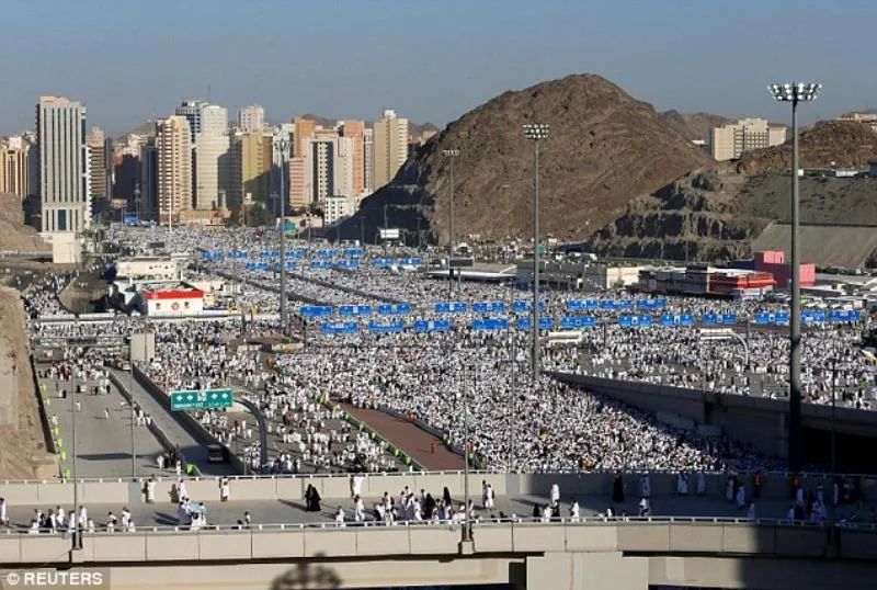Người Hồi giáo ở Saudi Arabia trên đường hành hương đến Thánh đường Mecca. 
