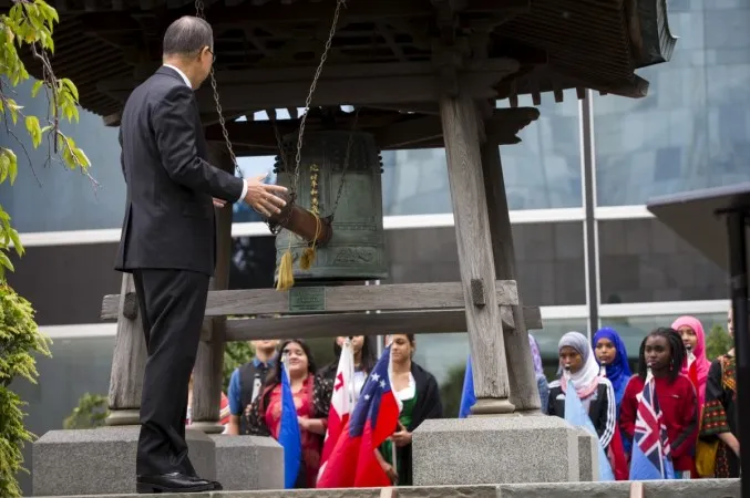 Tổng Thư ký LHQ Ban Ki-moon giống chuông hòa bình trong buổi lễ kỷ niệm Ngày Hòa bình thế giới tại trụ sở LHQ ở New York (Mỹ). 