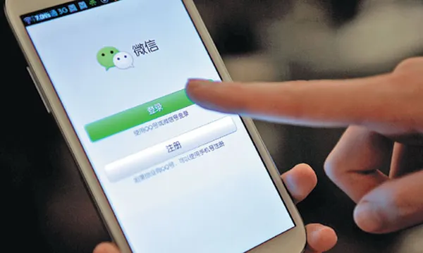Sử dụng phần mềm trò chuyện WeChat trên điện thoại. 