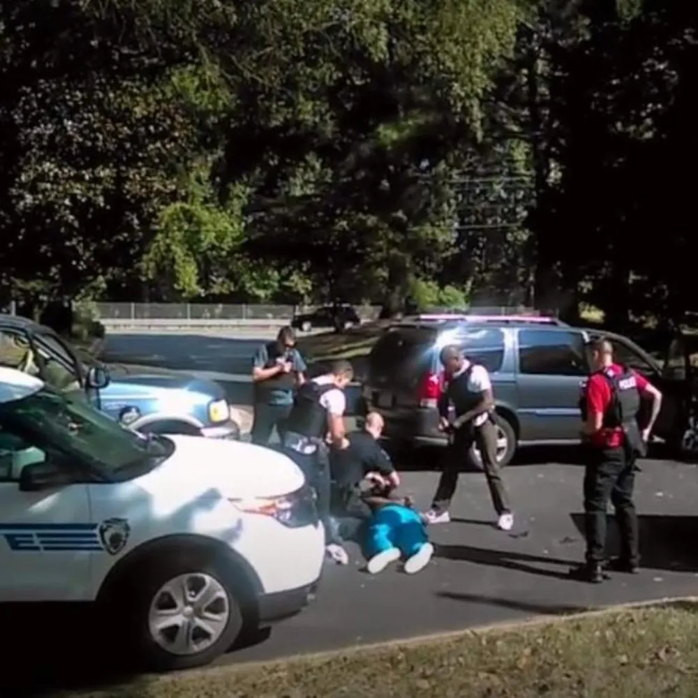 Vợ công bố đoạn clip chồng bị cảnh sát bắn chết ảnh 1 Cảnh cắt ra từ video cho thấy anh Keith Scott bị cảnh sát bắn chết ở Charlotte.