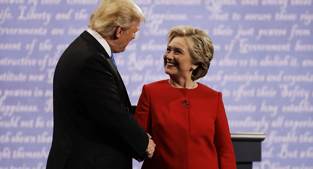 Bà Clinton và ông Trump bắt tay trước khi bước vào cuộc tranh luận tối 26-9. 