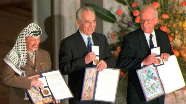 Cựu Tổng thống Shimon Peres (giữa) nhận giải Nobel Hòa bình cùng Thủ tướng Israel Yitzhak Rabin (phải) và nhà lãnh đạo Palestine Yasser Arafat. 