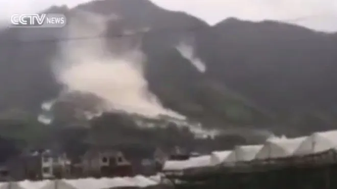 Lở đất làm đất đá từ trên núi tuôn xuống ở huyện Toại Xương, tỉnh Chiết Giang (Trung Quốc). 