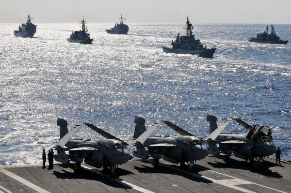 Tàu của hải quân Mỹ và lực lượng phòng vệ bờ biển Nhật trong một cuộc tập trận chung ở đảo Okinawa (Nhật) năm 2010. 