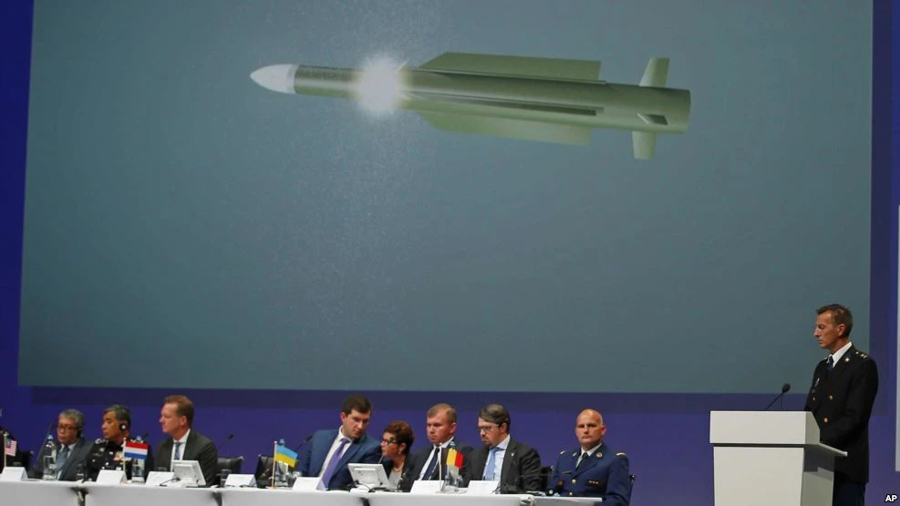 Các nhà điều tra quốc tế thuộc Đội Điều tra chung trong buổi công bố kết quả điều tra nguyên nhân máy bay MH17 bị rơi, ngày 28-9 tại Hà Lan.