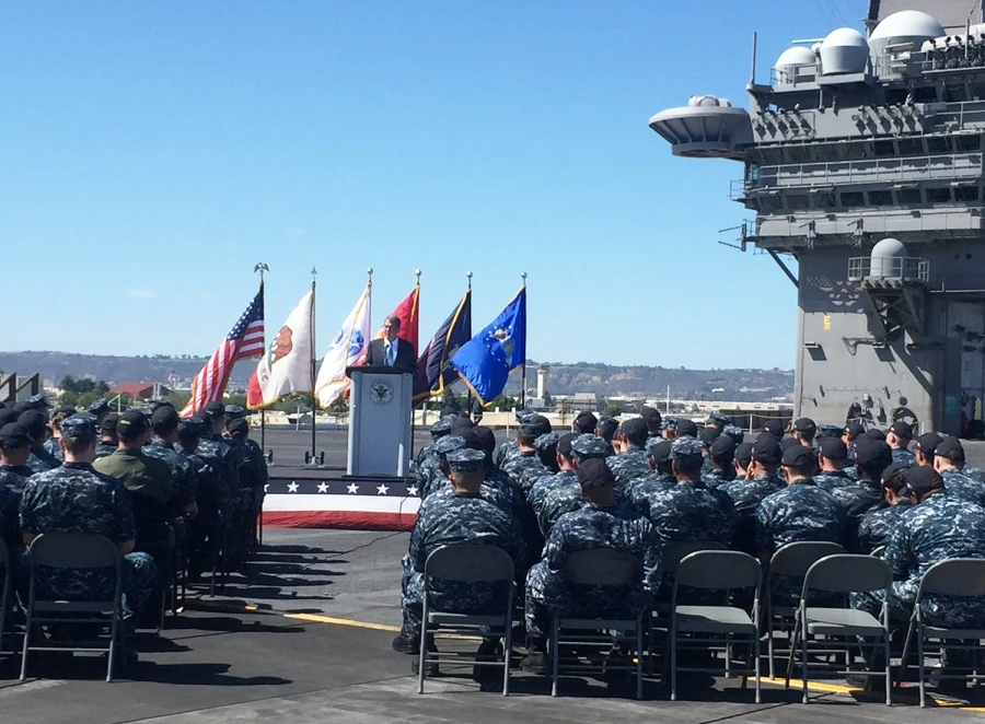 Bộ trưởng Carter phát biểu trên siêu hàng không mẫu hạm U.S.S. Carl Vinson ở cảng San Diego (bang California, Mỹ) ngày 29-9.