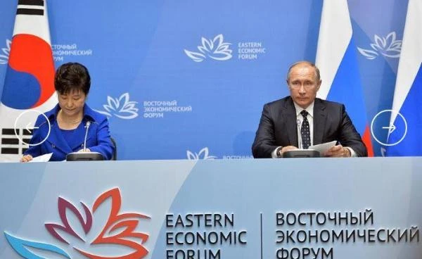 Tổng thống Nga Vladimir Putin (phải) và Tổng thống Hàn Quốc Park Geun-hye cam kết ngăn chặn chương trình vũ khí hạt nhân Triều Tiên trong cuộc gặp tại Nga đầu tháng 9. 