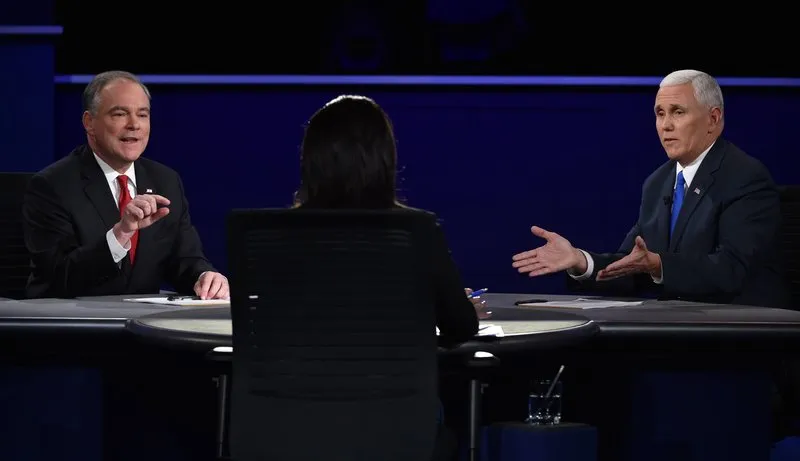 Ông Tim Kaine (trái) và ông Mike Pence (phải) tranh luận qua sự điều phối của bà Elaine Quijano tại đại học Longwood (Virginia, Mỹ) tối 4-10. 