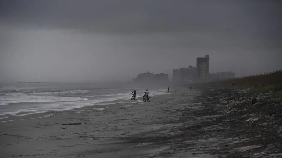 Bờ biển bang Florida chiều 5-10 trước khi bão Matthew vào. 