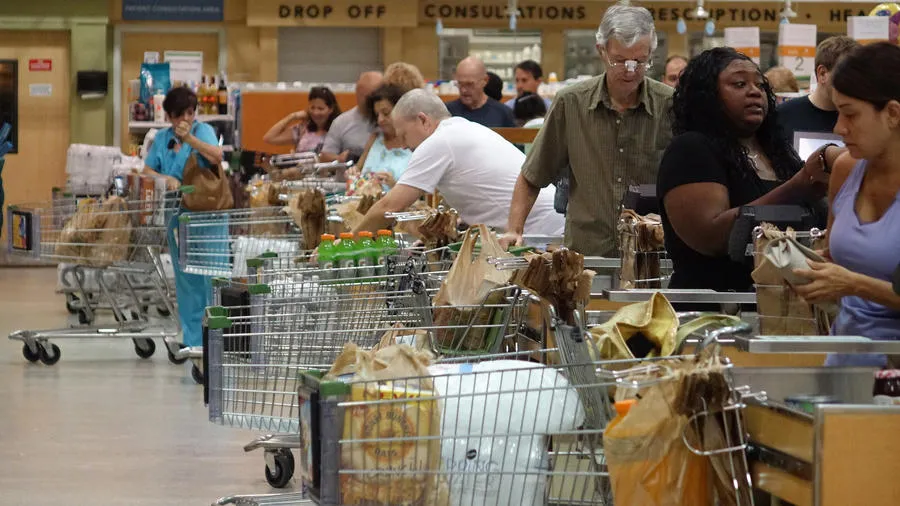 Dân bang Florida (Mỹ) đổ xô đi siêu thị trữ hàng. 