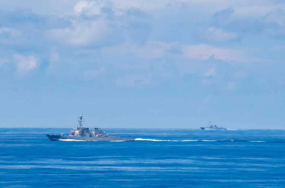 Hai tàu khi trục tên lửa USS Spruance và USS Decatur tập trận tăng khả năng tương tác cùng tàu đổ bộ tấn công USS Bonhomme Richard trên biển Đông. 