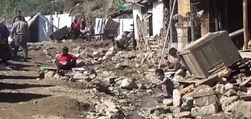 Nơi ở tạm bợ của người dân sau thiên tai. 