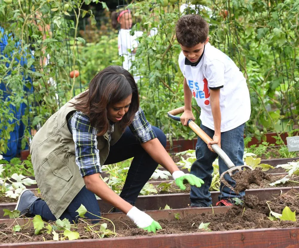 Đệ nhất phu nhân Obama hướng dẫn học sinh thu hoạch khoai tây. 