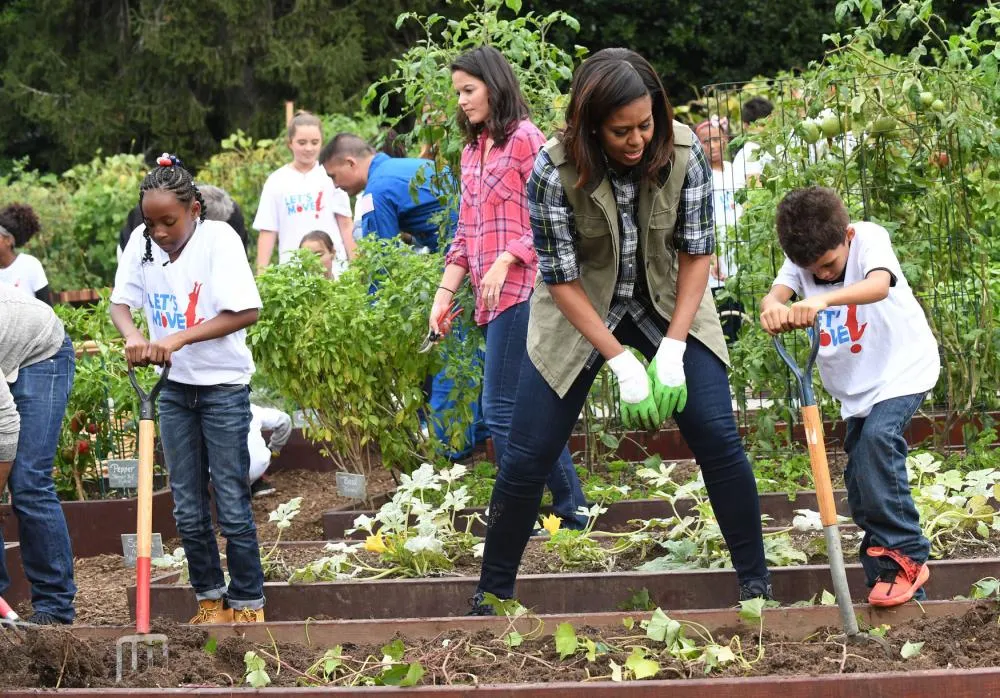 Đệ nhất phu nhân Obama hướng dẫn học sinh thu hoạch khoai tây. 