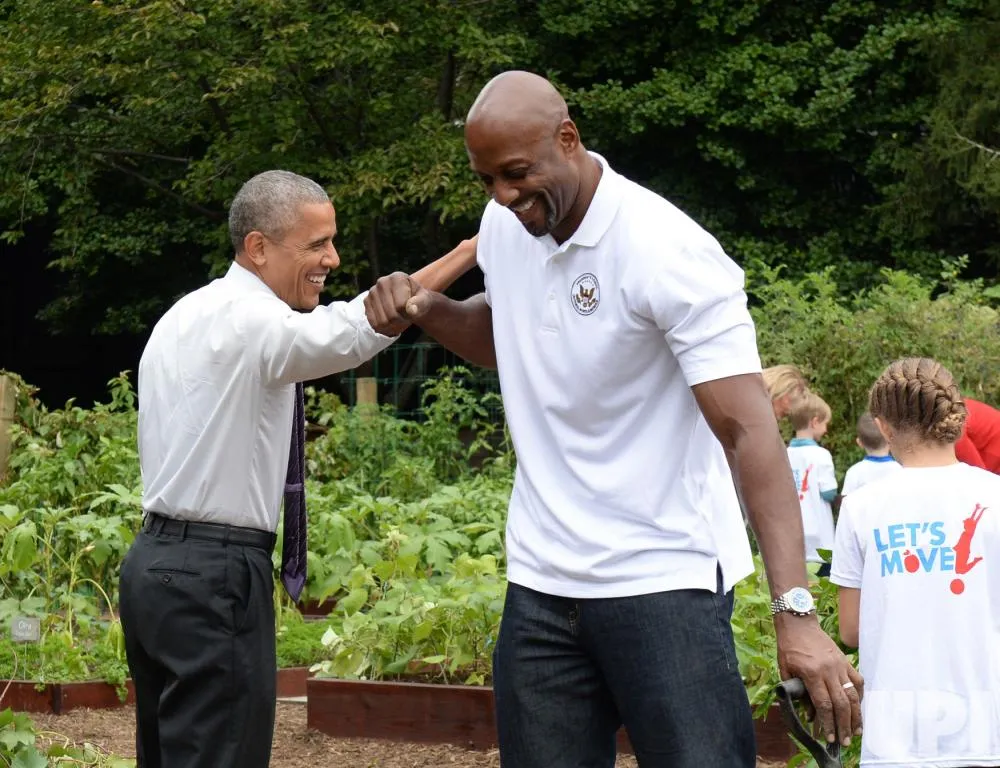 Tổng thống Obama chào hỏi cầu thủ bóng rổ giải nghệ Alonzo Mourning. 