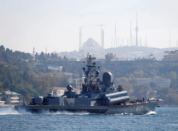 Tàu hộ tống trang bị tên lửa Mirazh từ eo biển Bosphorus (Thổ Nhĩ Kỳ) trên đường đến Địa Trung Hải, ngày 7-10. 