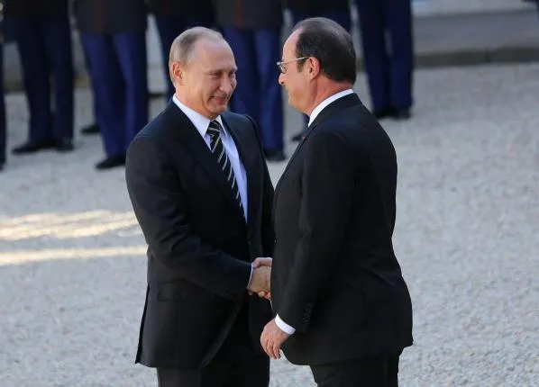 Tổng thống Nga Putin (trái) được Tổng thống Pháp Hollande đón tiếp trong chuyến thăm Pháp năm 2015.