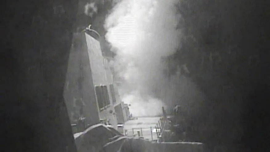 Tàu USS Nitze phóng tên lửa hành trình Tomahawk diệt các dàn radar của phe nổi dậy Houthi trên bờ biển Yemen ngày 13-10.