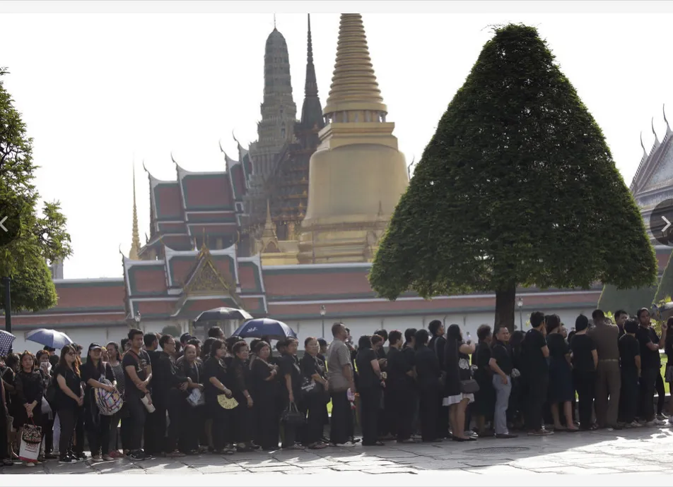 Người dân Thái Lan xếp hàng trước hoàng cung trong ngày 14-10, chờ đón thi hài quốc vương Bhumibol Adulyadej. 