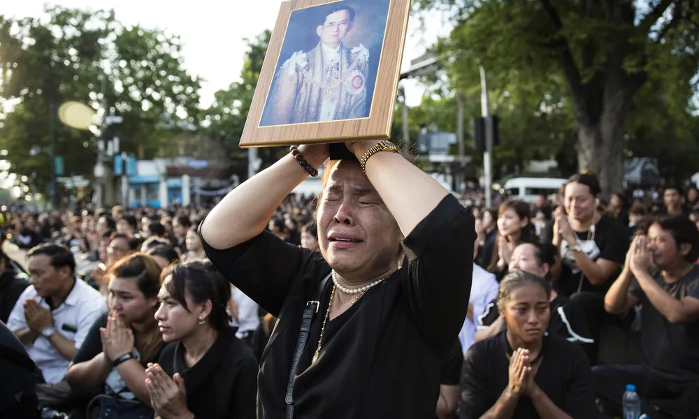 Người dân đón di hài Quốc vương Thái Lan Bhumibol Adulyadej trong đau đớn.