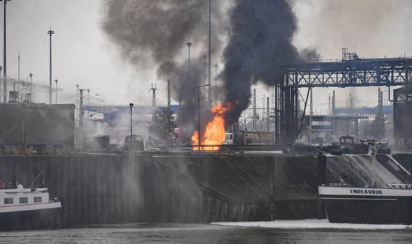 Khói và lửa bốc cao từ nhà máy hóa chất Ludwigshafen (Đức) ngày 17-10. 