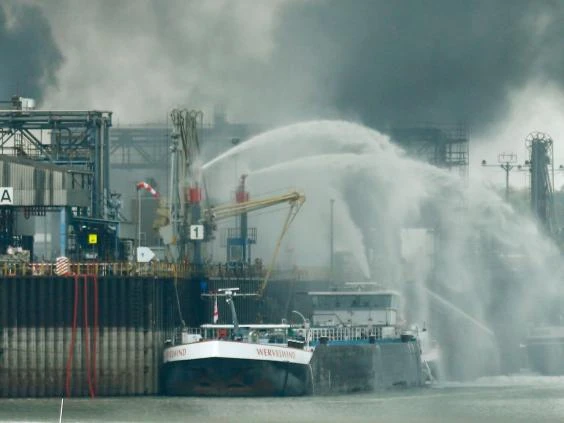 Lính cứu hỏa đang cố gắng dập lửa từ vụ cháy nổ nhà máy BAFS ở Ludwigshafen (Đức) ngày 17-10.