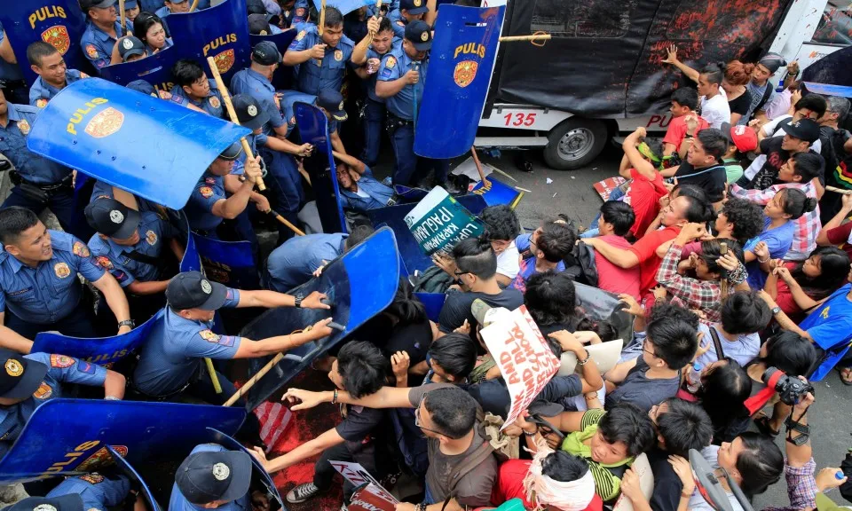 Dân Philippines biểu tình chống Mỹ trước đại sứ quán Mỹ ở Manila (Philippines) ngày 19-10. 