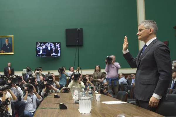 Tổng Giám đốc Volkswagen AG ở Mỹ, Michael Horn tuyên thệ trong phiên điều trần về bê bối khí thải trước Tiểu ban Năng lượng và Thượng mại Hạ viện ngày 8-10. 