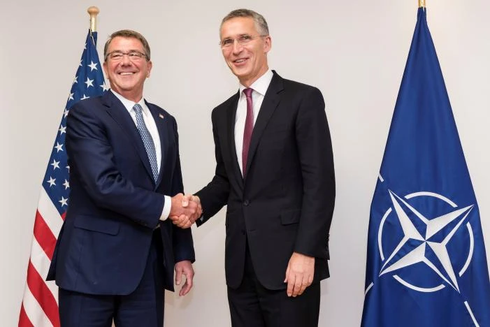 Bộ trưởng Quốc phòng Mỹ Ash Carter (trái) và Tổng Thư ký NATO Jens Stoltenberg tại hội nghị Bộ trưởng Quốc phòng NATO ở Bỉ ngày 26-10. 