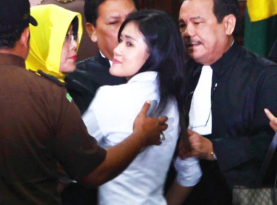 Jessica Kumala Wongso và luật sư sau khi thẩm phán đọc phán quyết tuyên án 20 tù giam. 