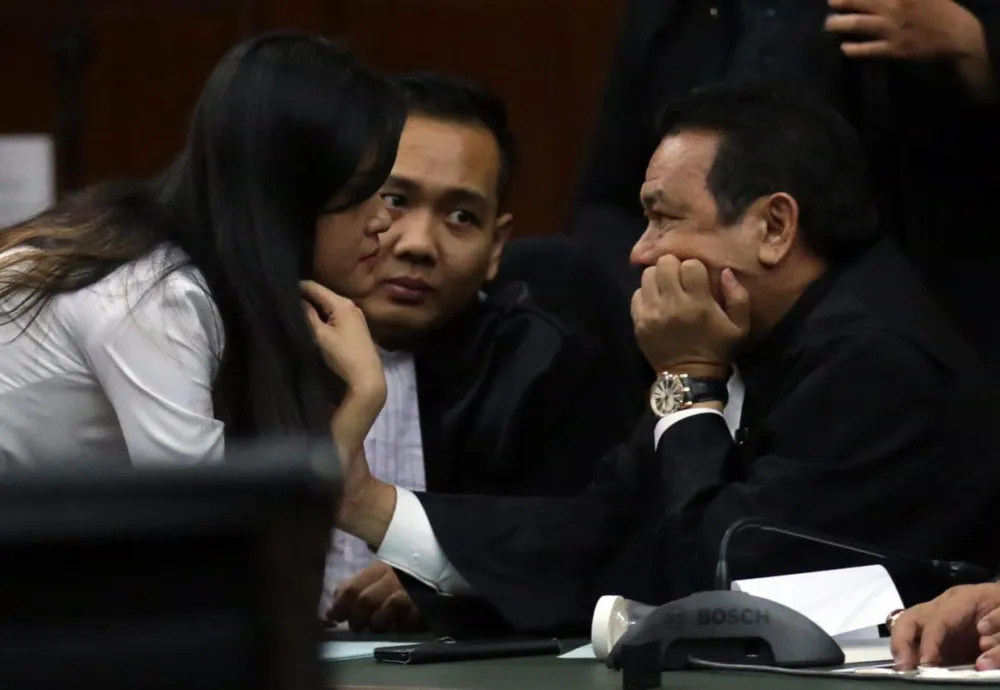 Bị cáo Jessica Kumala Wongso trao đổi với luật sư tại phiên tòa. 