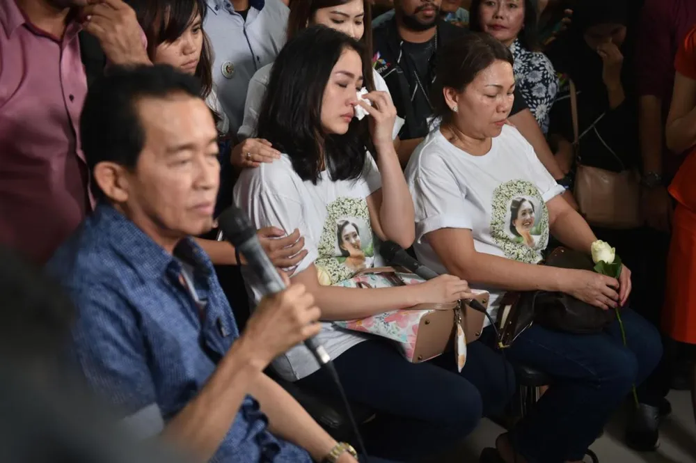 Cha mẹ và em gái song sinh của nạn nhân Salihin tại phiên tòa. 