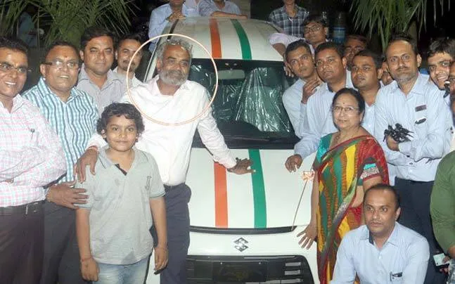 Ông Savjibhai Dholakia (được khoanh tròn) và nhân viên của mình.