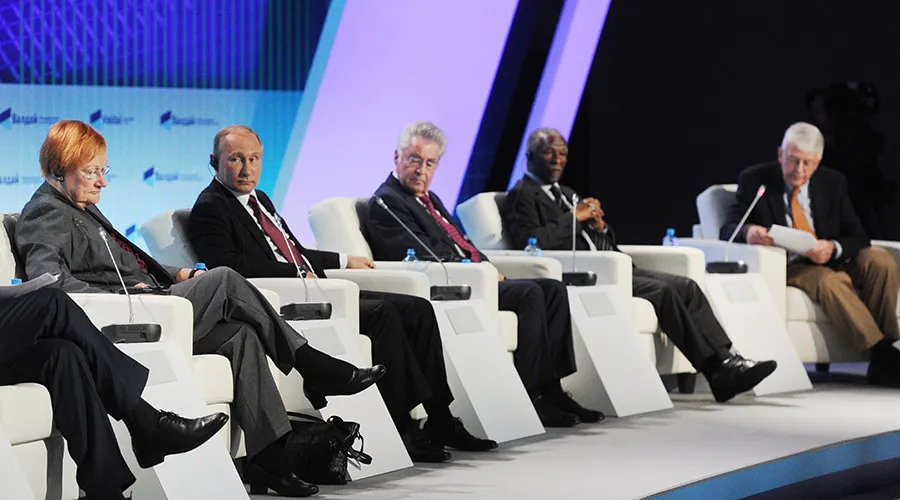 Tổng thống Nga Putin (thứ hai bên trái) thảo luận cùng các chuyên gia tại Câu lạc bộ thảo luận quốc tế Valdai tại Sochi (Nga) ngày 27-10. 