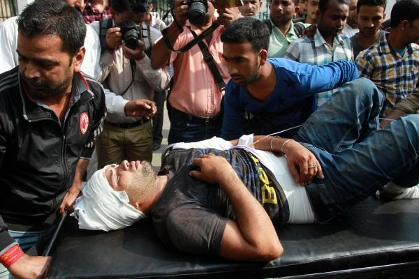 Cấp cứu một người dân Ấn Độ bị thương trong cuộc giao tranh ở Kashmir ngày 1-11.