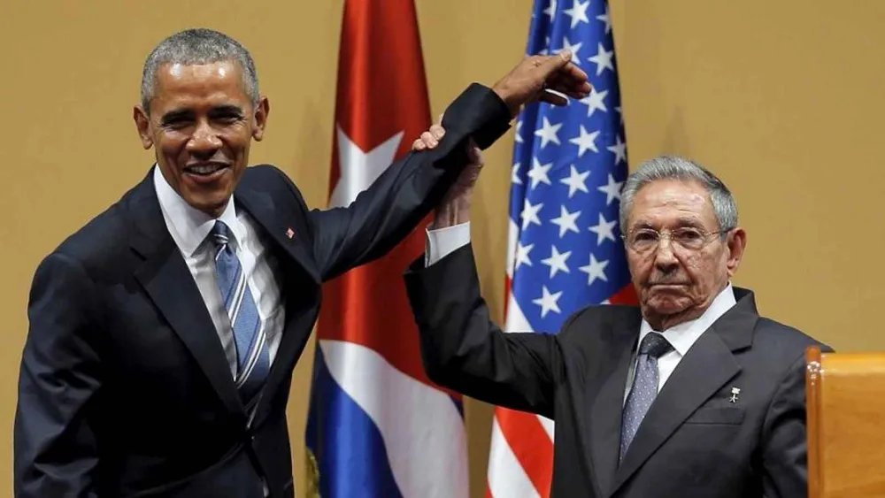 Tổng thống Barack Obama (trái) gặp Chủ tịch Cuba Raul Castro trong chuyến thăm Cuba tháng 3-2016.