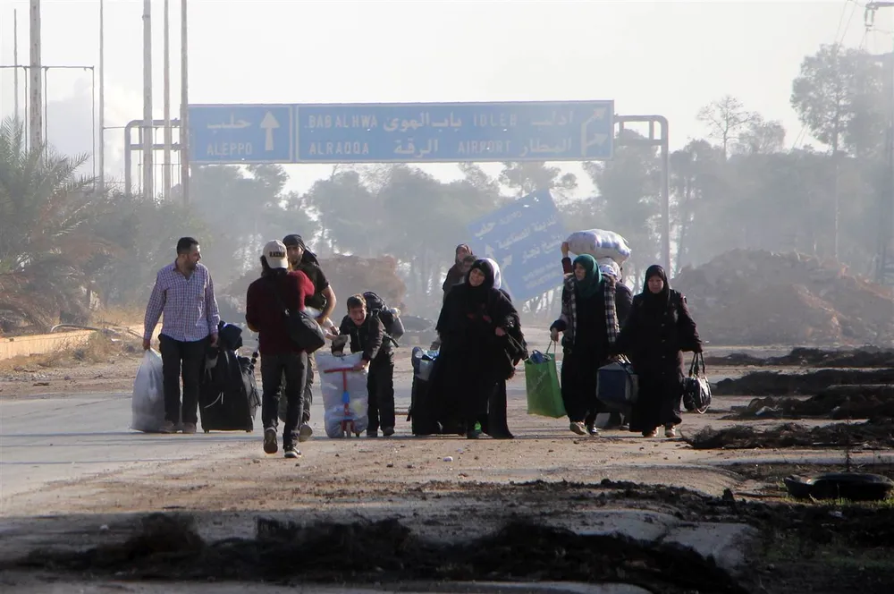 Người dân Syria lầm lũi di tản khỏi Aleppo cuối tuần rồi. 6 năm nội chiến Syria chưa biết chừng nào kết thúc.